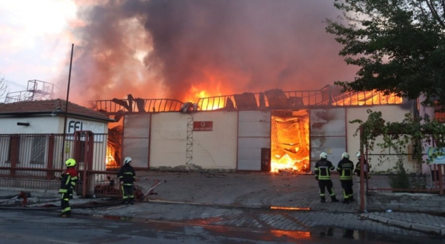 Kayseri'de bir fabrika cayır cayır yandı!