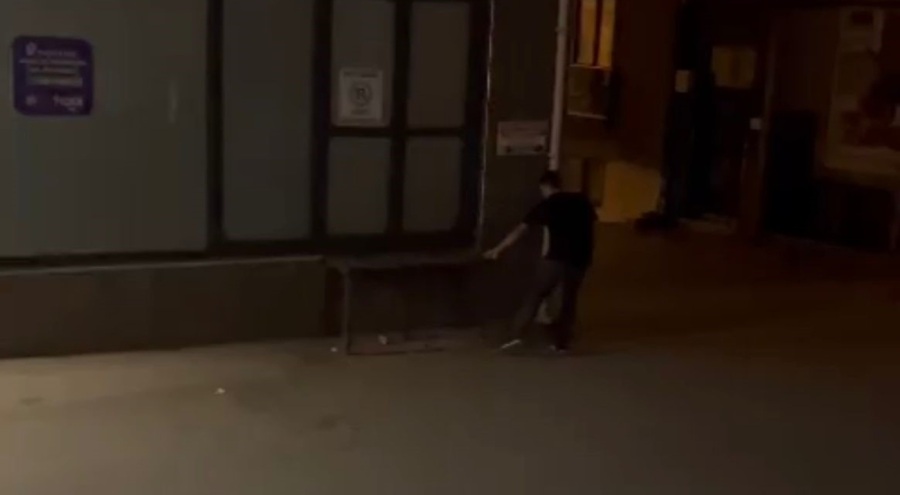 Bursa'da alkollü şahıs dakikalarca duvarı tekmeledi