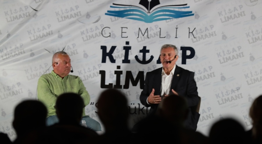Gemlik Kitap Limanı'nda  "Mavi Vatan, Türkiye'nin Stratejisi ve Bölgesel Güç Dengeleri" söyleşi düzenlendi