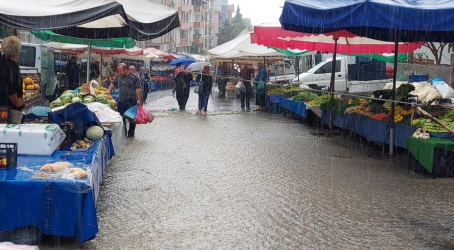Tekirdağ'da pazarı sel götürdü!