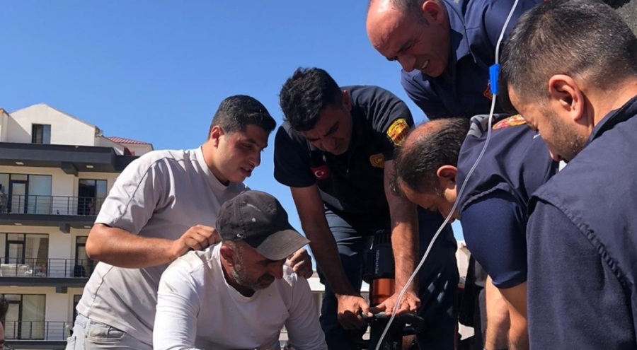 Ayağı harç karma makinesine sıkıştı!