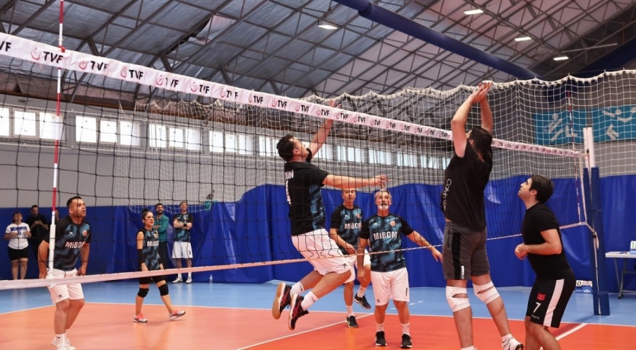 Nilüfer Belediyesi'nde çalışanlar voleybol turnuvasında mücadele etti
