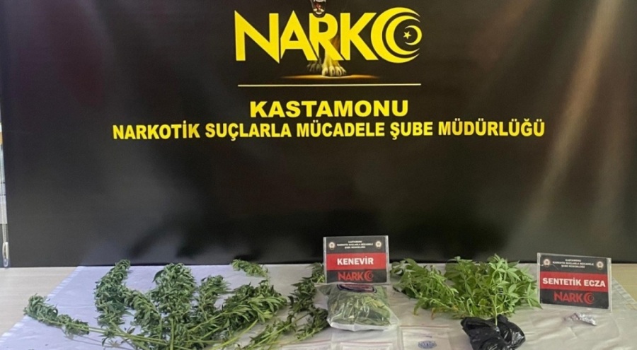 Kastamonu'da balkonda Hint keneviri yetiştiren kişi yakalandı