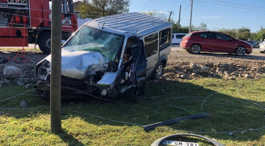 Direğe çarpan hafif ticari aracın sürücüsü hayatını kaybetti