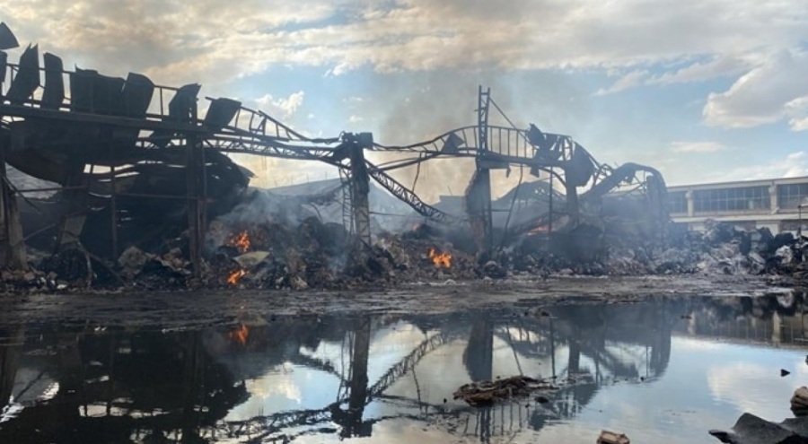 Keçe fabrikasındaki yangın 14 saat sonra söndürüldü