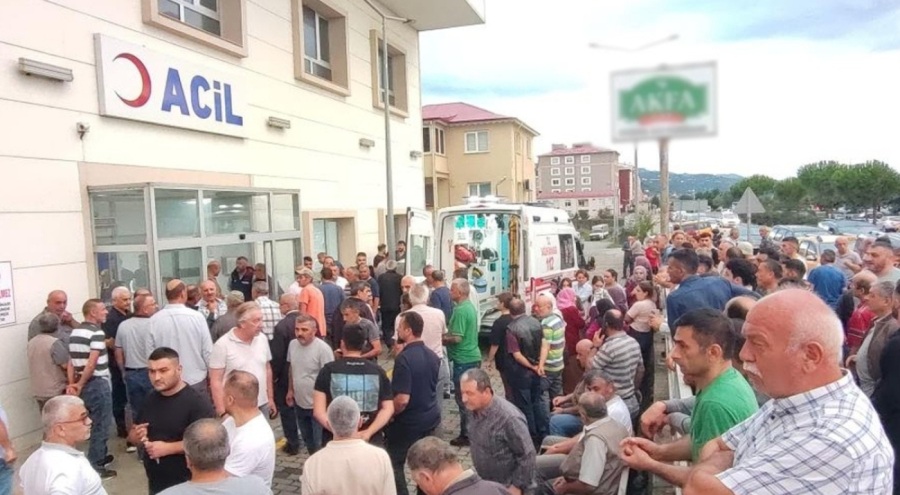 Çay kamyonu şarampole yuvarlandı: Yaralılar var