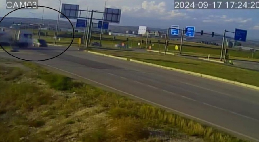 Tır ile hafif ticari araç çarpıştı