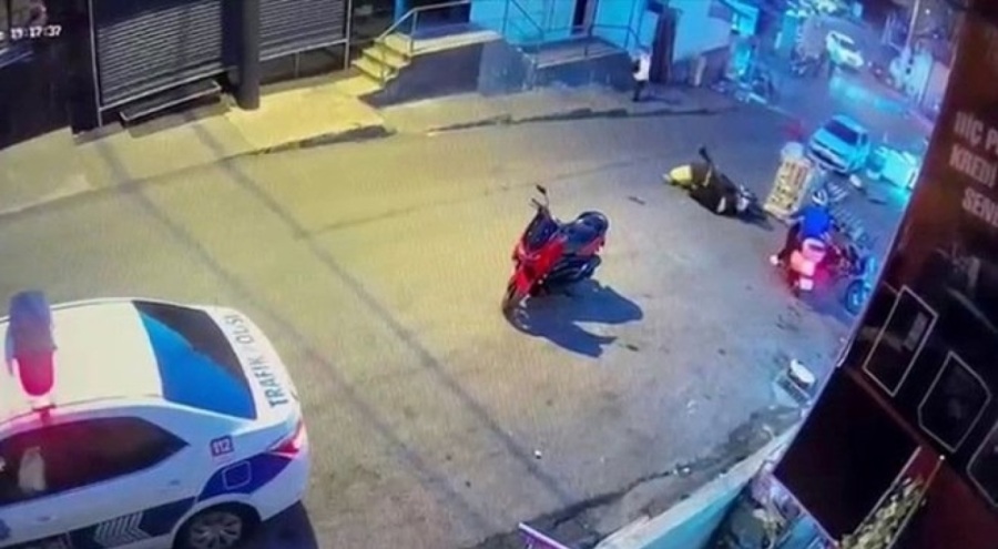 Ters yönde seyreden motosiklet sürücüsü polisi ezdi