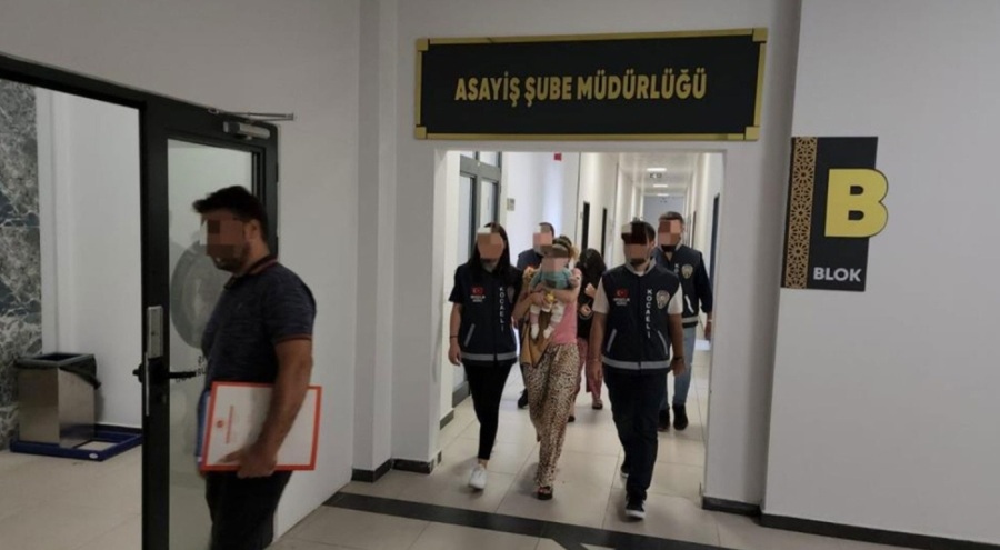 Suç makinesi kadın kucağında bebekle tutuklandı