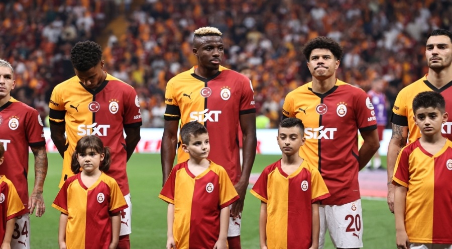 Bursalı minik Mert  Osimhen ile seremoniye katıldı! "Tekrar karşılaşırsak maskesini isteyeceğim..."