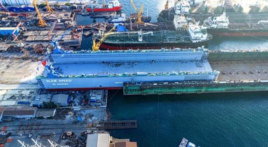 392 metrelik dev yüzer havuz İstanbul Boğazı'ndan geçiyor