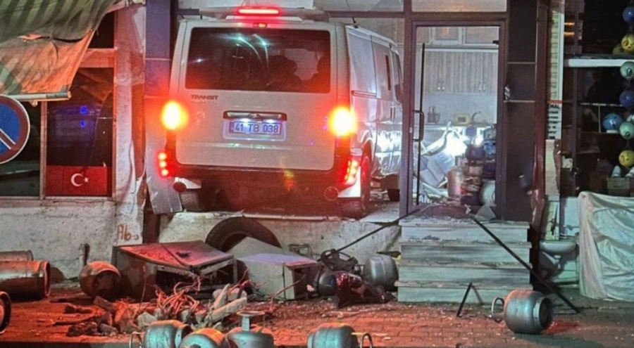 Şans eseri kurtuldu, kontrolden çıkan minibüs tüpçüye daldı!