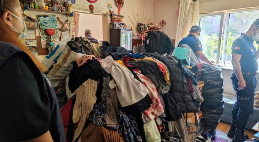 Kötü koku gelen evden 3 kamyon çöp çıktı