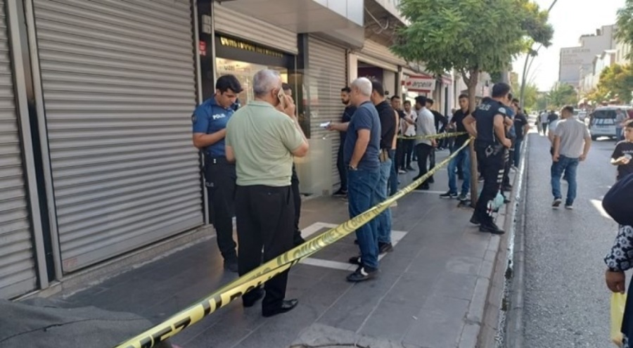 Kendi kafasına sıktığı mermi yanında oturan kişiye sekti