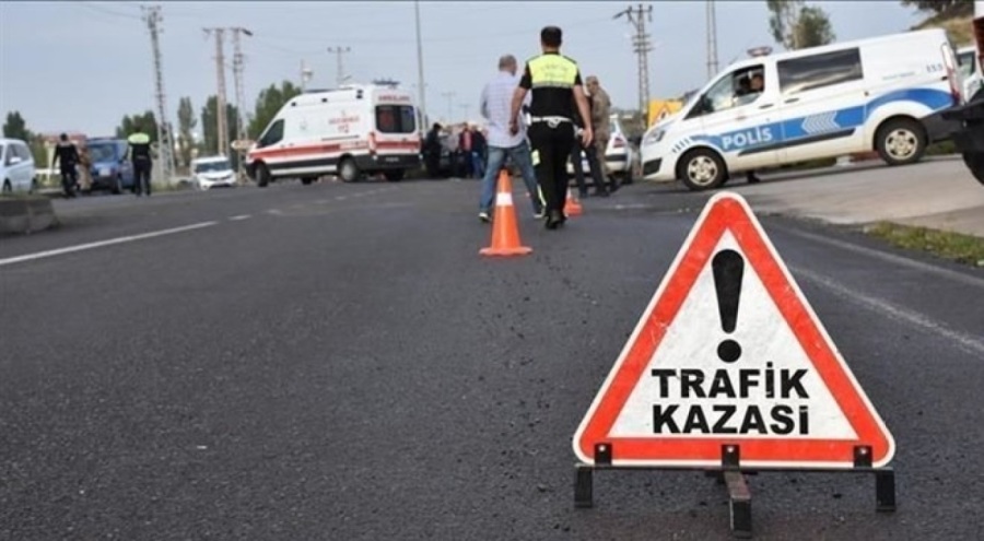 Motosiklet direğe çarptı: 2 kişi hayatını kaybetti