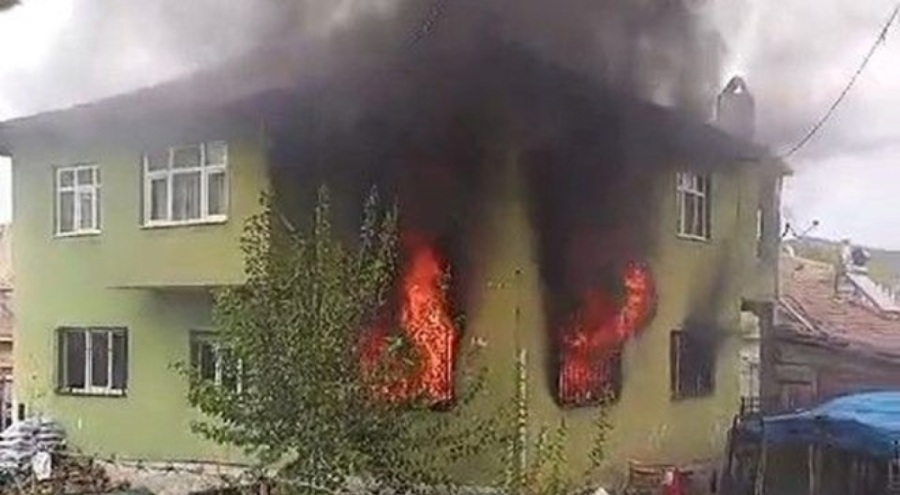Alevler evi sardı! Mahallede panik meydana geldi