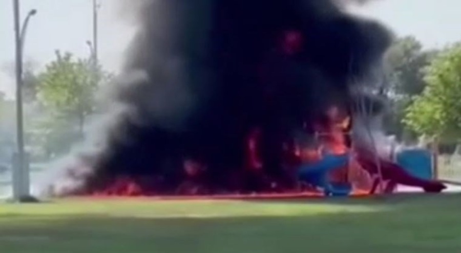 Çocuk parkındaki oyun grupları yandı