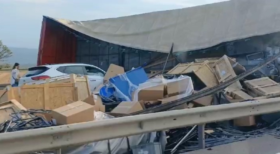 Bursa'da bariyerlere çarpan tır yolu kapattı!
