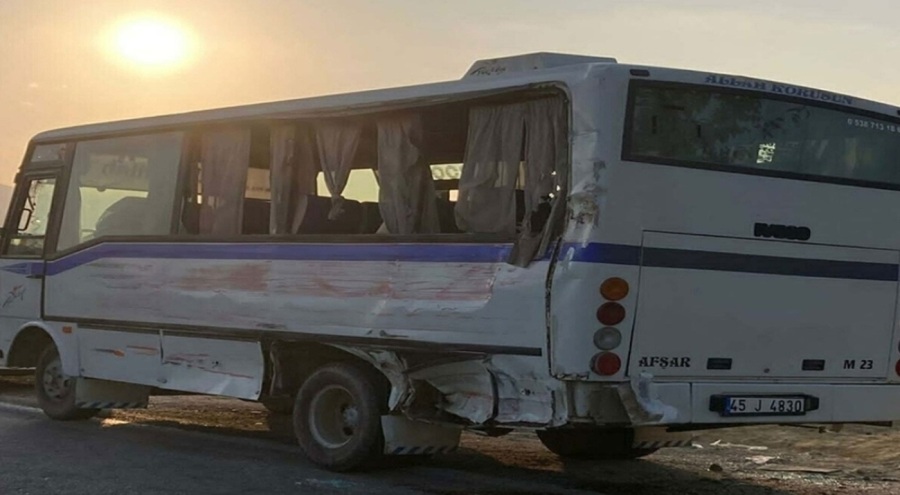 Kamyon ile midibüs çarpıştı!