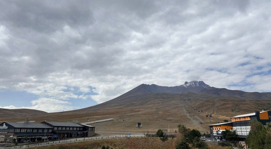 Erciyes Dağı'na mevsimin ilk karı yağdı