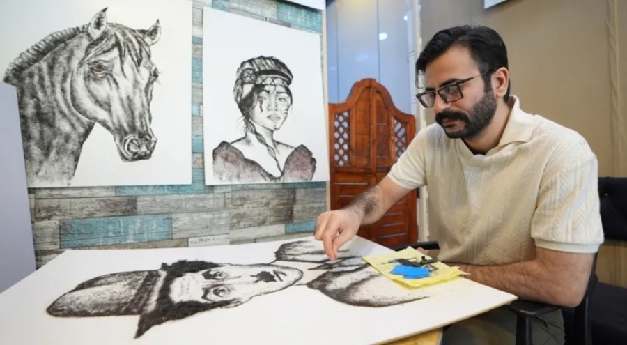 Iraklı ressam berber, saç tellerinden tablolar yapıyor