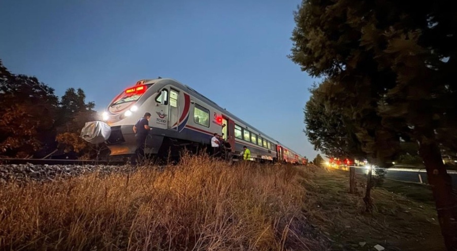 Raylardan geçerken tren çarptı