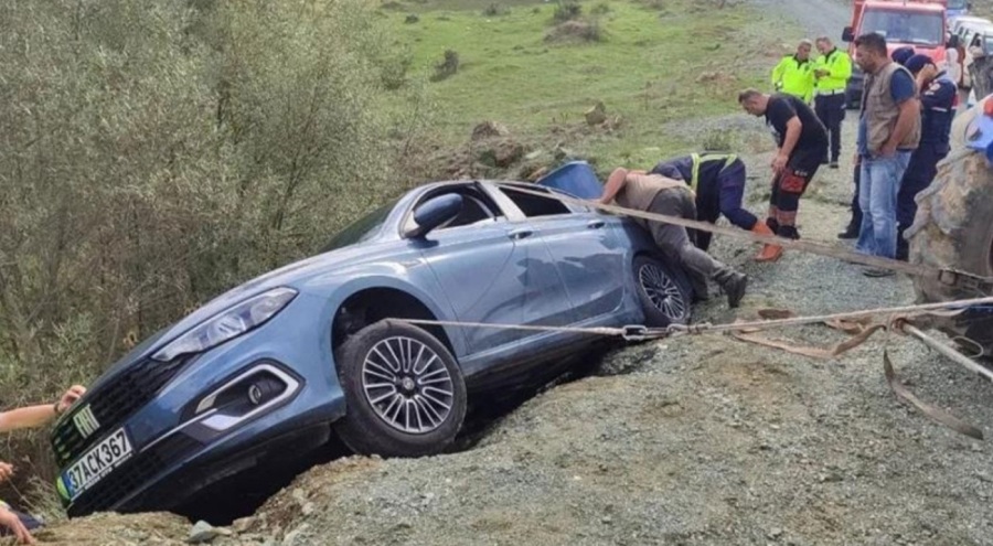 Otomobil yol kenarında asılı kaldı