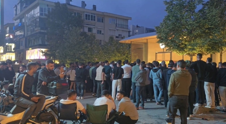 120 bin TL'lik telefon için, kuyruğa girdiler