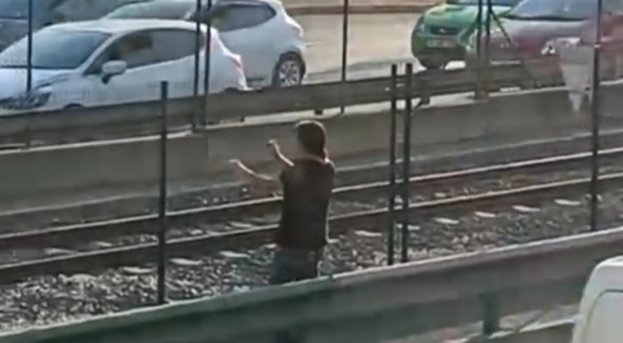 Bursa'da metro tellerinde yürüyen kadın panik yarattı!