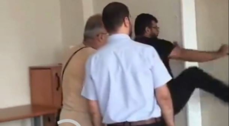 Bursa'da kapı kıran tekmeci müdür açığa alındı!