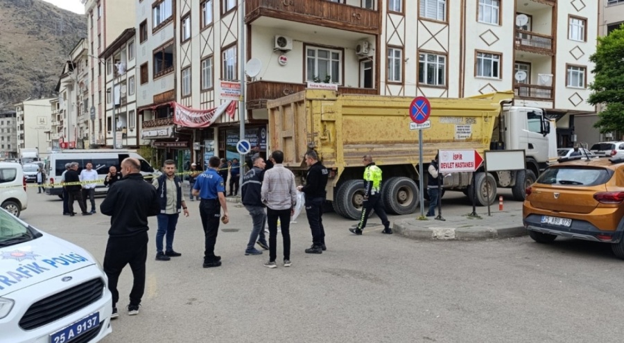 Karşıya geçmek isteyen yaşlı kadın kamyonun altında can verdi!