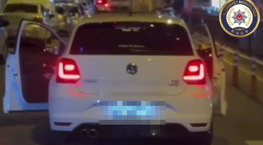 Seyir halindeki aracının kapılarını açarak ilerleyen sürücüye ceza kesildi