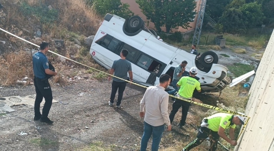 İşçilerini taşıyan minibüs 10 metreden uçtu