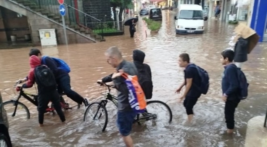 Trabzon'da şiddetli yağış sonucu sokaklar ve caddeler göle döndü