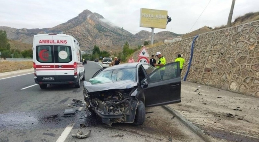 Otomobil istinat duvarına çarptı: 3 yaralı