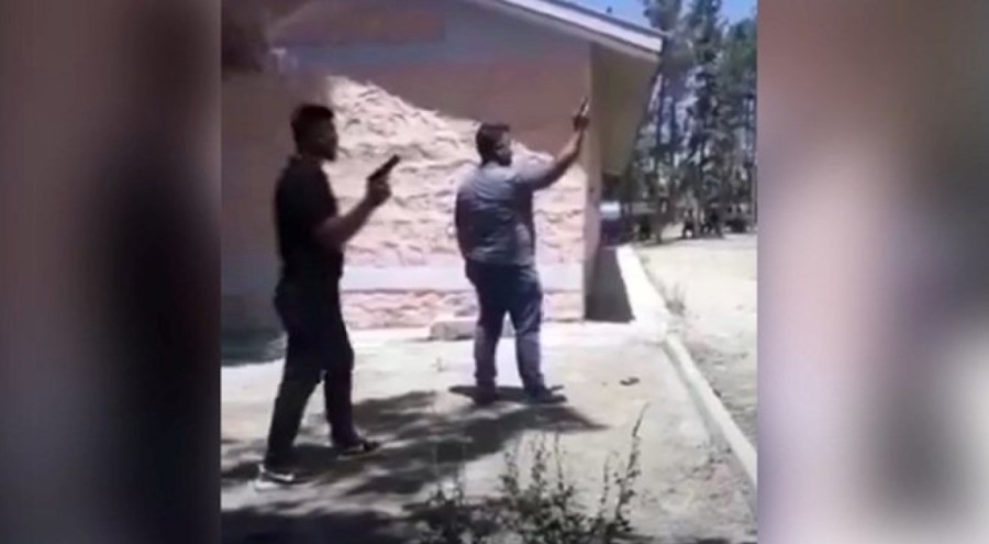 Okul bahçesinde rastgele silahla ateş açtılar