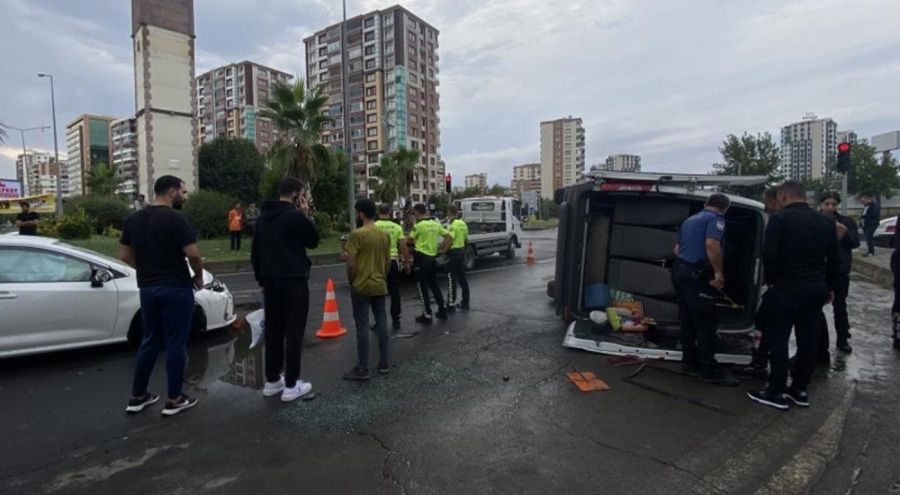 Diyarbakır'da otomobil ile şehir içi minibüs çarpıştı