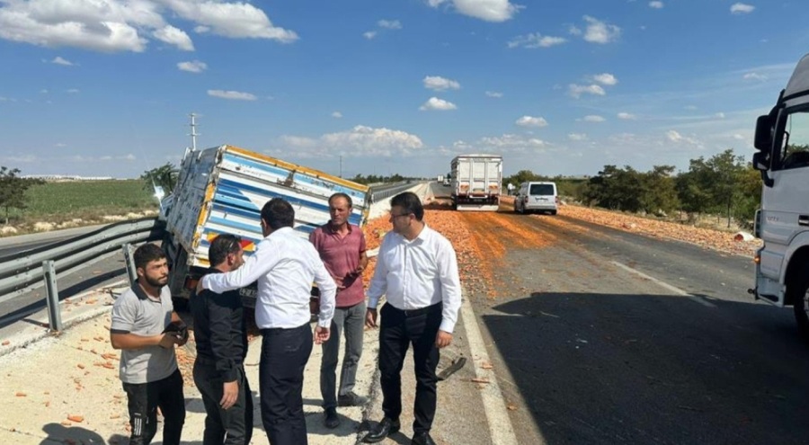 Kamyon ile tır çarpıştı: 3 yaralı