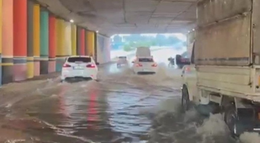 Adana'da sağanak yağış! Yollar göle döndü