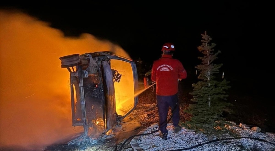 Sürücü yanan araçtan canını zor kurtardı