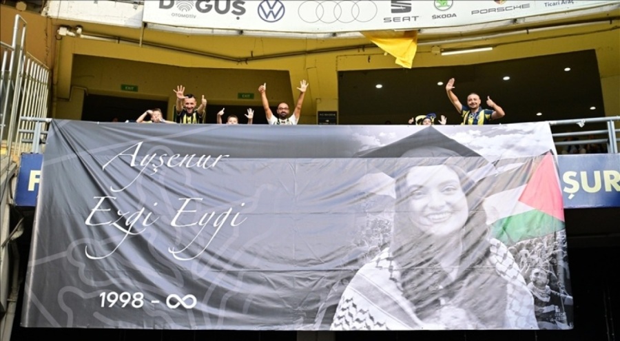 Fenerbahçe taraftarları Ayşenur Ezgi Eygi için pankart astı