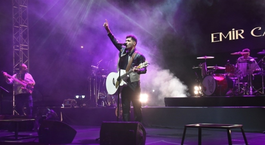 Emir Can İğrek Tekirdağlı hayranlarıyla ertelenen konserde bir araya geldi