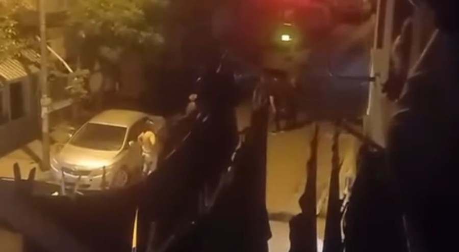 Bursa'da taksi parasını ödemeyen şahsın evini balta ve sopalarla bastı