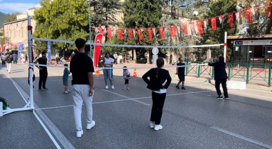 Bursa Atatürk Caddesi 2 saat trafiğe kapatılarak çocuklara kaldı