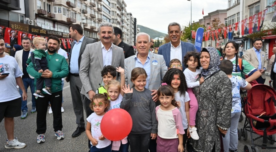 Bursa'da trafiğe kapatılan Heykel, çocuk sesleriyle şenlendi