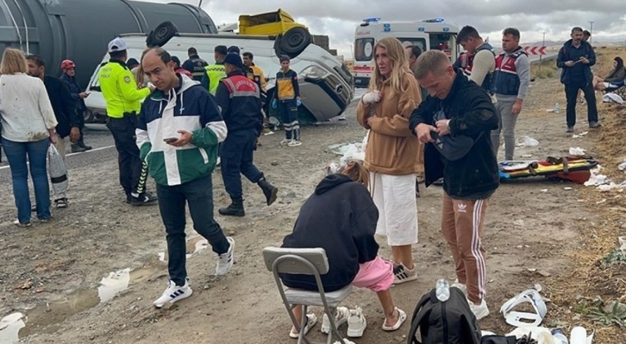 Nevşehir'de turistleri taşıyan minibüs devrildi: 18 yaralı