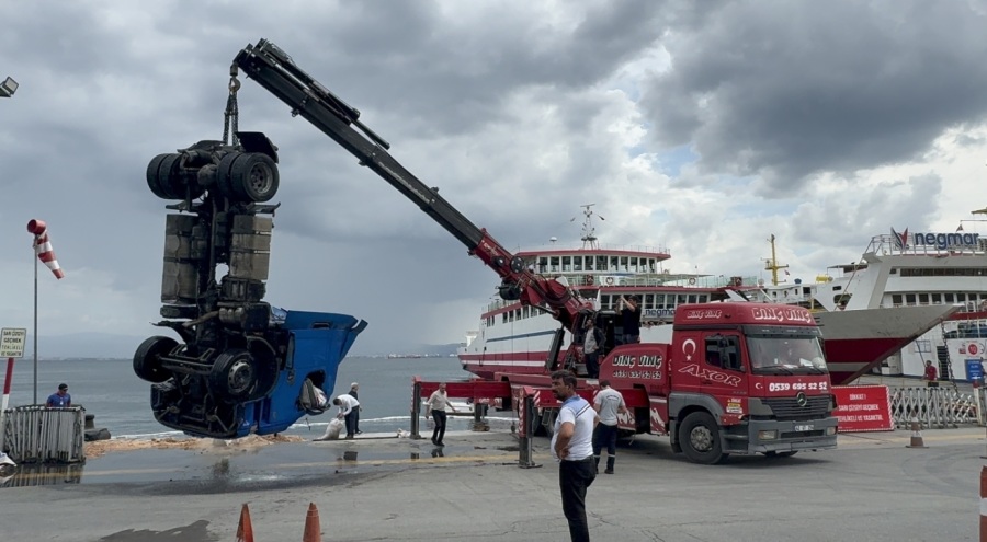 Kocaeli'de freni boşalan tır denize düştü