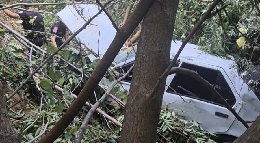 Uçurumdan araç uçtu! 1 yaralı