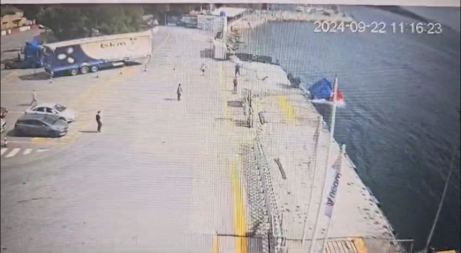 TIR'ın çekicisi dorseden ayrılarak denize düştü