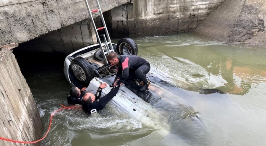 Ailecek üniversiteye kayıt yaptırmaya gidiyorlardı! Anne ve baba öldü, kızları kurtuldu
